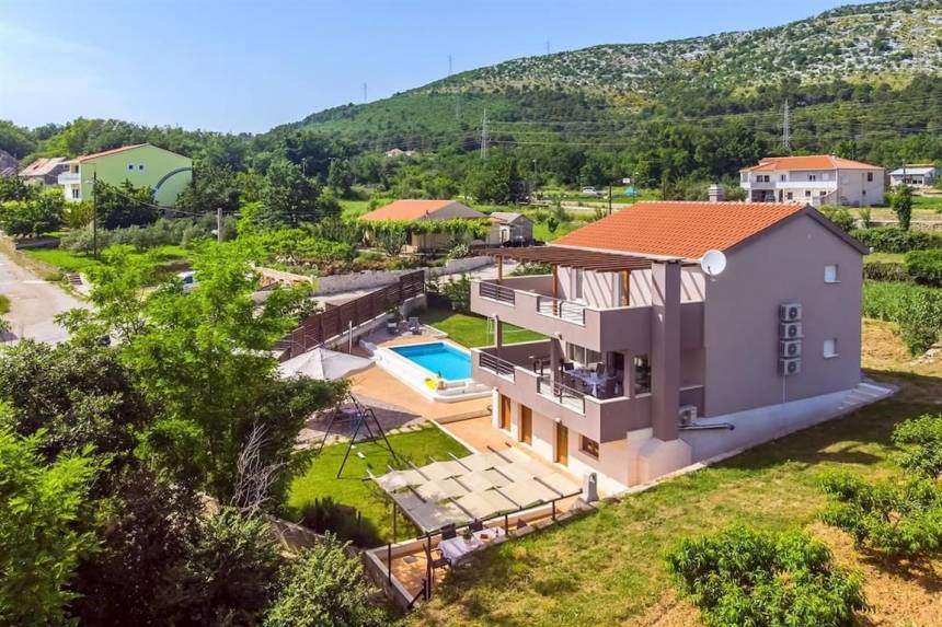 Croatia, Middle Dalmatia, Omis - House, for sale